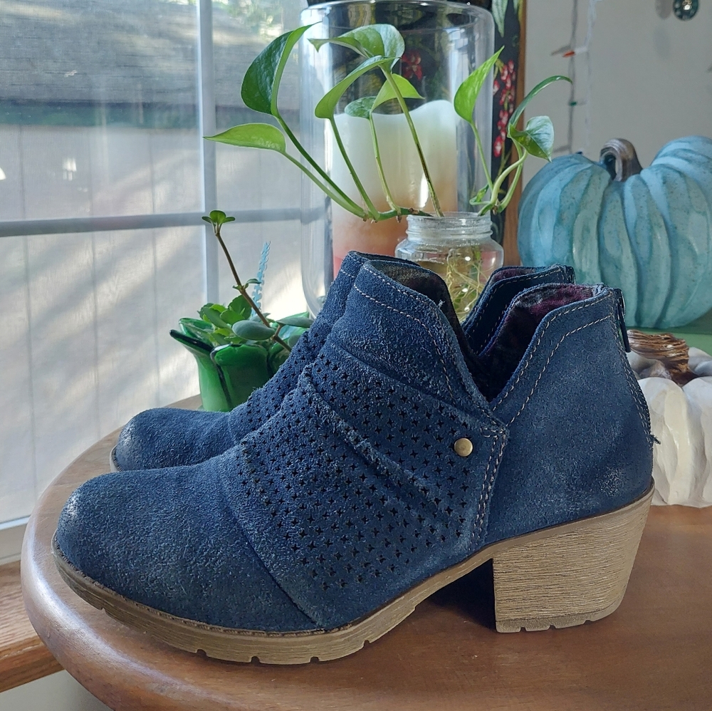 *Donated* Amanda 7.5W blue suede booties